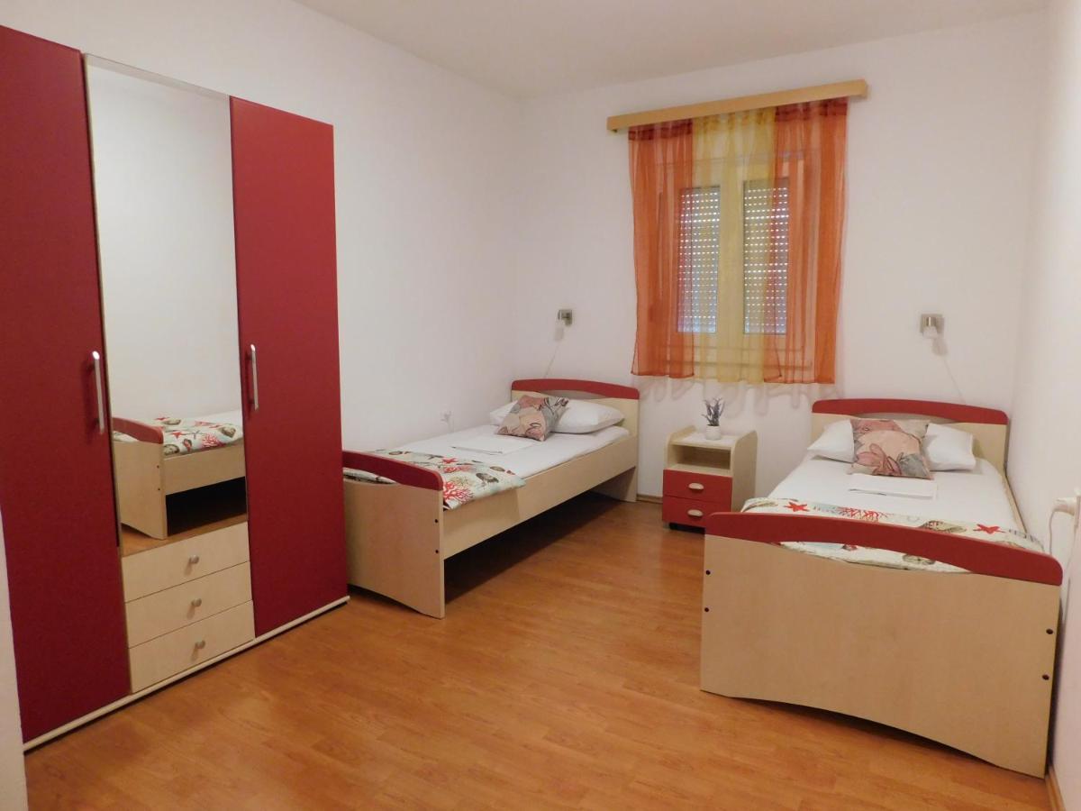 Apartmani Salus Pag Town Exterior photo