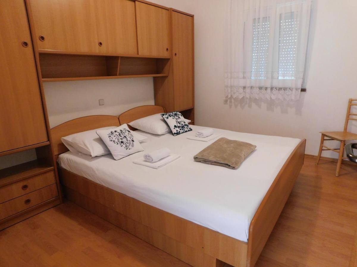 Apartmani Salus Pag Town Exterior photo